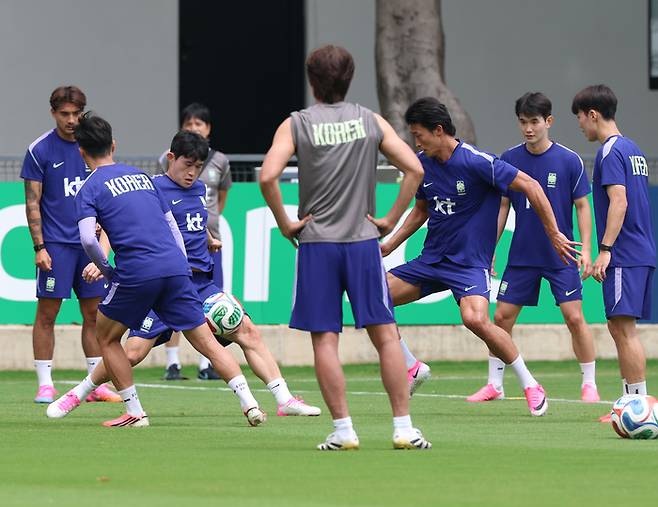 한국 축구 국가대표팀 조규성 등 선수들이 2026 북중미 월드컵 체코와의 조별리그 1차전에서 승리한 다음 날인 12일(현지시간) 오전 멕시코 과달라하라 인근 사포판의 치바스 바예 베르데에서 회복 훈련을 하고 있다.연합뉴스