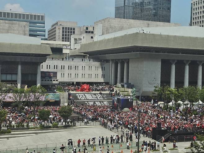 지난 12일 서울시 종로구 KT WEST 사옥 앞에서 열린 2026 북중미 월드컵 거리응원전에서 시민들이 대한민국 축구 국가대표팀을 응원하고 있다. 심화영기자