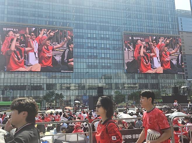 지난 12일 서울시 종로구 KT WEST 사옥 앞에서 열린 2026 북중미 월드컵 거리응원전에서 시민들이 대한민국 축구 국가대표팀을 응원하고 있다. 심화영기자