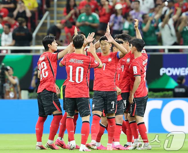 대한민국 축구국가대표팀 선수들이 11일(현지시간) 멕시코 할리스코주 사포판 과달라하라 스타디움에서 열린 2026 북중미 월드컵 A조 조별리그 1차전 대한민국과 체코 경기에서 하이파이브를 나누고 있다. 이날 경기는 대한민국 체코를 상대로 2-1로 승리했다. 2026.6.12 ⓒ 뉴스1 임세영 기자