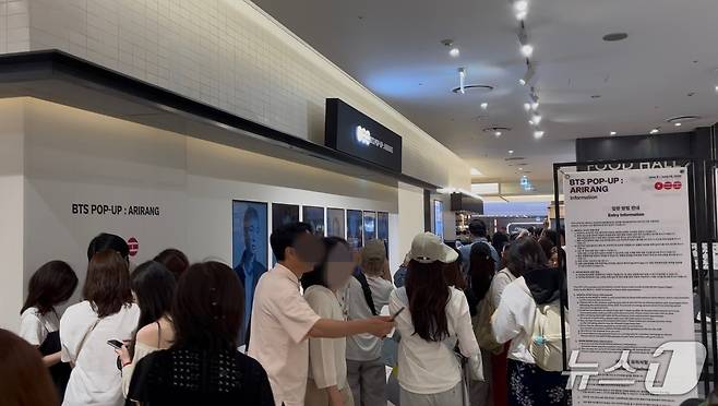 13일 신세계 센텀시티 내에 마련된 BTS 공식 팝업스토어 머치숍 입구 모습 2026.6.13 ⓒ 뉴스1 홍윤 기자