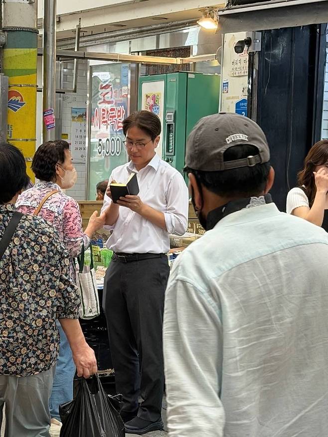 하정우 전 청와대 AI미래기획수석이 부산 북구 구포시장에서 한 시민의 이야기를 듣고 있다. /하 전 수석 페이스북