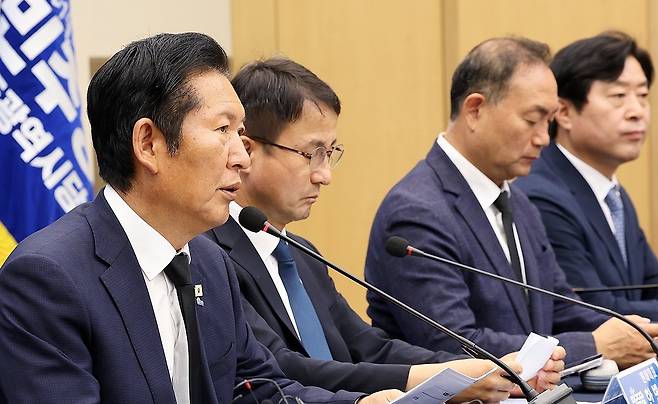 더불어민주당 정청래 대표가 12일 광주 서구 김대중컨벤션센터에서 열린 전남·광주 현장 최고위원회의에서 발언하고 있다. 연합뉴스