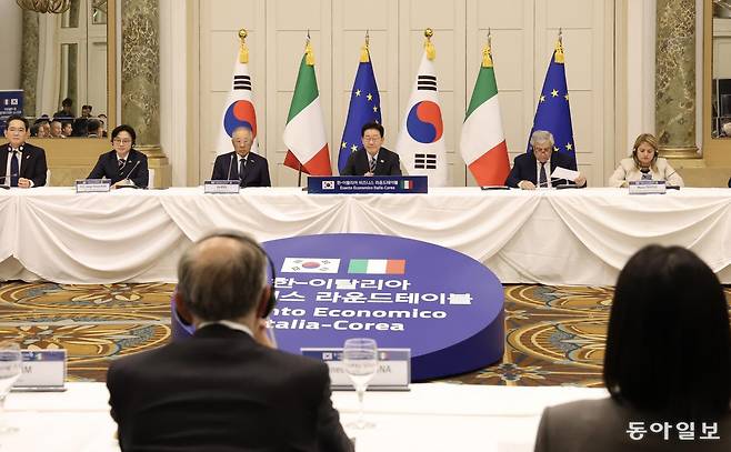 G7 정상회의 참석 계기 이탈리아를 국빈 방문 중인 이재명 대통령이 12일(현지 시간) 로마 한 호텔에서 열린 한-이탈리아 비즈니스 라운드 테이블에서 기조연설을 하고 있다. 로마=김재명 기자 base@donga.com