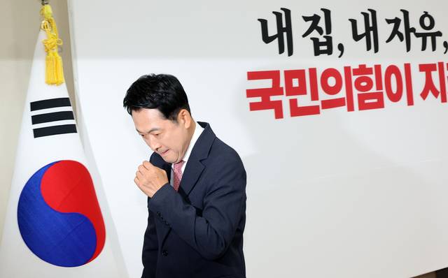 장동혁 국민의힘 대표가 9일 국회에서 투표용지 부족 사태와 득표수 논란에 관한 현안 기자회견을 마친 뒤 회견장을 나서고 있다. 연합뉴스