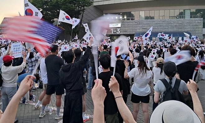 12일 저녁 서울 송파구 올림픽공원 핸드볼경기장 앞에 모인 시위 참가자들이 “부정선거 재선거 당일투표 수개표”를 외치고 있다. 고경태 기자