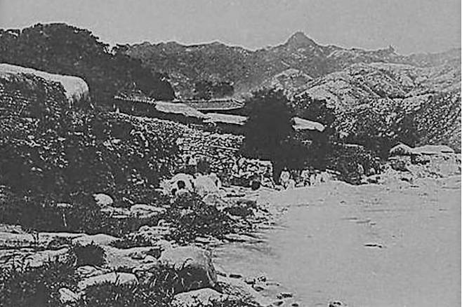 하야시 부이치의 조선국진경(1892년)에 실린 조지서 사진. 사진에는 조지서가 조선 정부가 운영한 제지 시설로, 오래전부터 종이를 만들어 왔으며 그 종이가 질기고 아름다워 관과 민이 두루 썼다고 소개하는 설명이 붙어 있다. 문화유산연구소 ‘길’ 제공