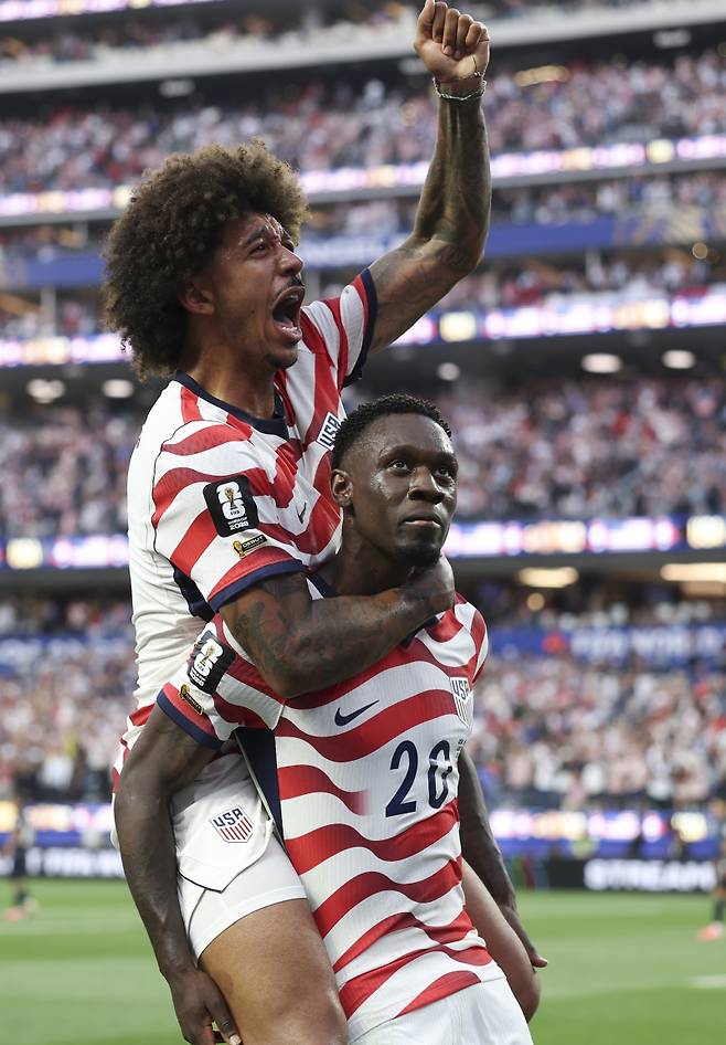 <yonhap photo-4661=""> (260613) -- LOS ANGELES, June 13, 2026 (Xinhua) -- Folarin Balogun (R) of the United States celebrates scoring his second goal during the group D match between the United States and Paraguay at the 2026 FIFA World Cup at Los Angeles Stadium in Los Angeles, the United States, June 12, 2026. (Xinhua/Mao Siqian)/2026-06-13 11:40:02/ <저작권자 ⓒ 1980~2026 ㈜연합뉴스. 무단 전재 재배포 금지, AI 학습 및 활용 금지></yonhap>