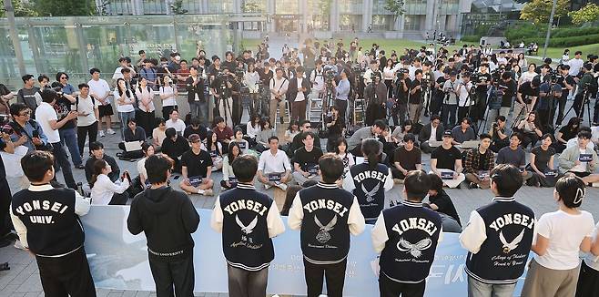 10일 서울 서대문구 연세대 학생회관 앞에서 총학생회 학생들이 ‘투표용지 부족 사태’와 관련해 시국선언을 하는 모습. 우상조 기자