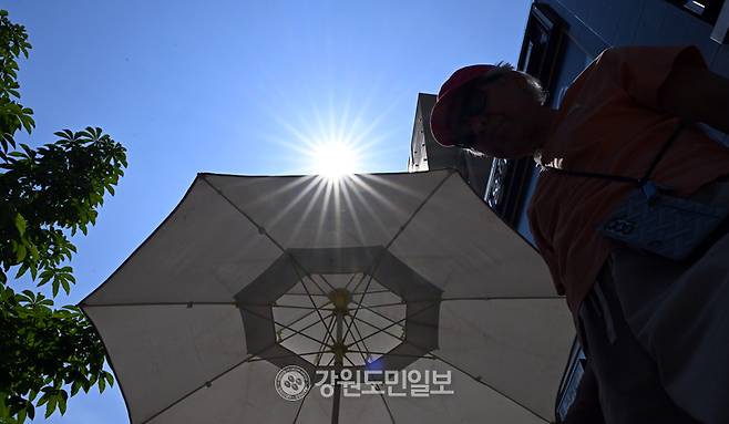 ▲ 강원 대부분 지역의 낮 최고기온이 30도를 웃도는 초여름 날씨를 보인 2일 춘천 온의동에서 한 시민이 그늘막 밑에서 더위를 식히고 있다. 방도겸 기자