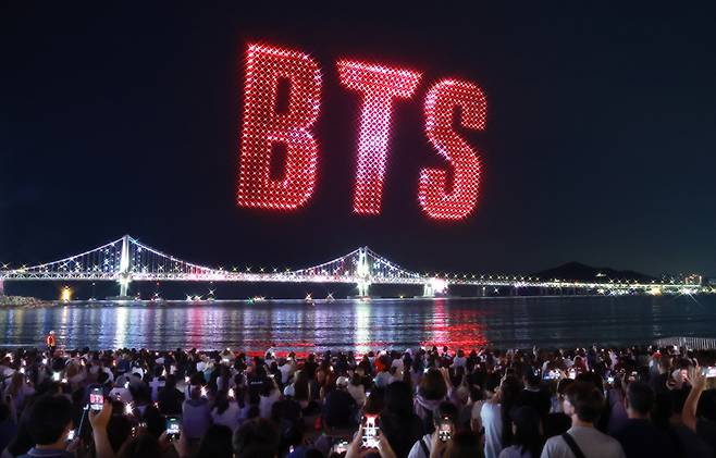 ▲ BTS 부산 공연을 맞아 12일 밤 부산 수영구 광안리해수욕장에서 ‘BTS 월드투어 아리랑 IN 부산’을 환영하는 드론 라이트 쇼가 펼쳐지고 있다. 연합뉴스
