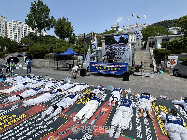 ▲ 전국장애인부모연대 강원지부는 12일 강원도지사 당선인 인수위원회 앞에서 ‘2026 지방정부 오체투지 결의대회’를 열고 발달장애인 지원 정책 강화를 요구했다.