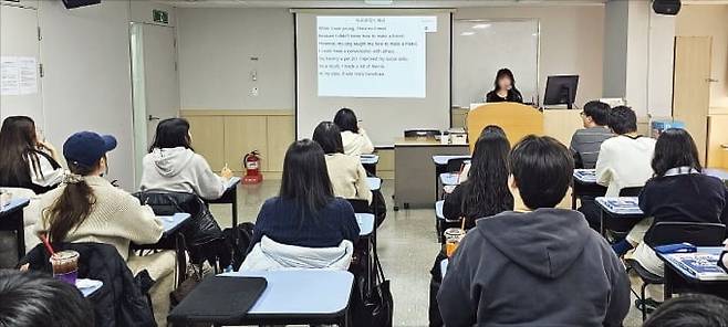 취업준비생들이 서울의 한 학원에서 영어 말하기 자격시험에 대비한 수업을 듣고 있다. /이미경 기자
