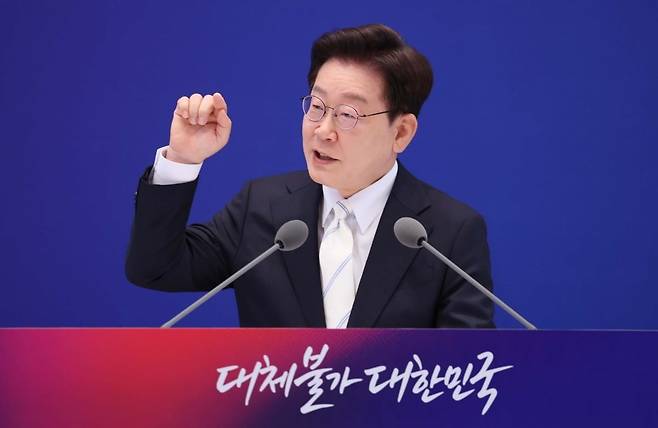 이재명 대통령이 8일 청와대에서 열린 취임 1주년 기자회견에서 취재진의 질문에 답하고 있다. 사진=한국경제신문