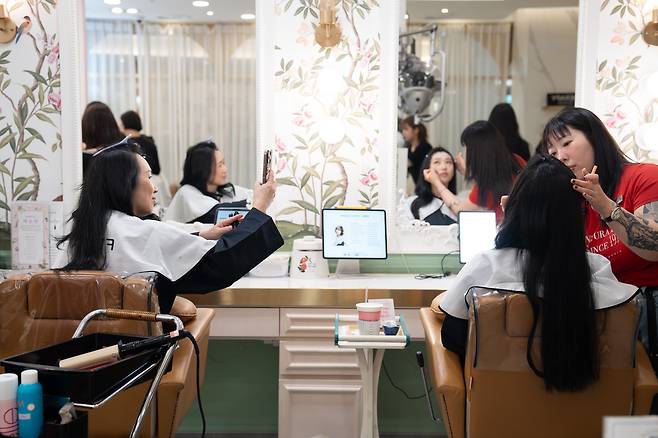 공사는 지난달 12일 부산항에 입항한 로얄캐리비안 크루즈 선원을 대상으로 부산항 크루즈터미널과 서면 메디컬스트리트를 연결하는 전용 셔틀버스인 ‘부산항 K-뷰티 셔틀버스’를 운영했다. 헤어와 메이크업 등 K-뷰티 서비스를 편리하게 이용할 수 있도록 한 것이다. 한국관광공사 제공