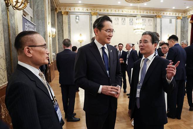 위성락 국가안보실장(왼쪽부터), 이재용 삼성전자 회장, 김용범 정책실장이 12일(현지시간) 이탈리아 로마의 한 호텔에서 이재명 대통령이 참석한 비즈니스 라운드테이블에서 대화를 나누고 있다. 연합뉴스