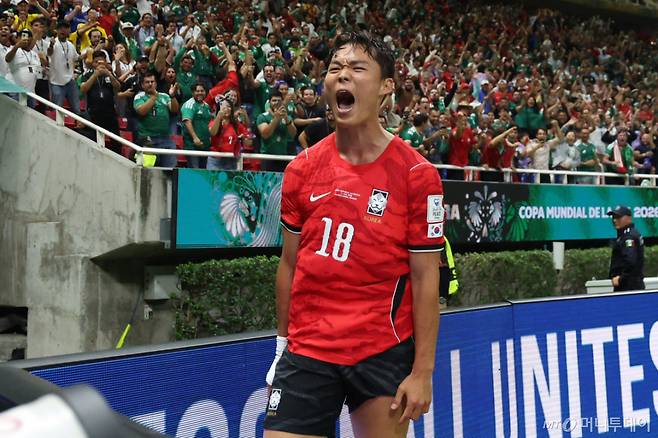체코를 상대로 극적인 역전승을 거둔 대한민국 축구 대표팀이 국제축구연맹(FIFA) 랭킹에서도 상승 효과를 누렸다. 지난 12일 체코전에서 역전골을 터뜨린 후 환호하는 오현규의 모습. /사진=머니투데이 사진 DB