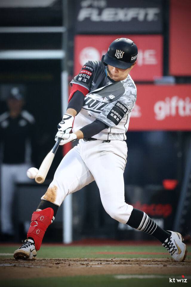 권동진이 6월 10일 수원 삼성 라이온즈전 타격을 하고 있다./KT 위즈 제공