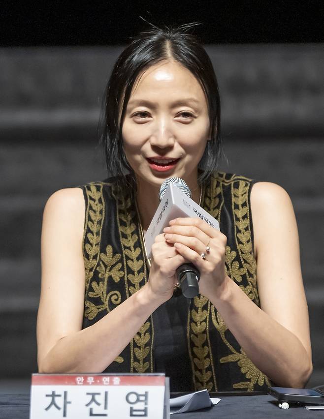 국립현대무용단장에 임명된 안무가 차진엽이 12일 서울 국립극장 달오름에서 자신의 안무작 ‘몽유도원무’에 대해 설명하고 있다. 국립극장 제공