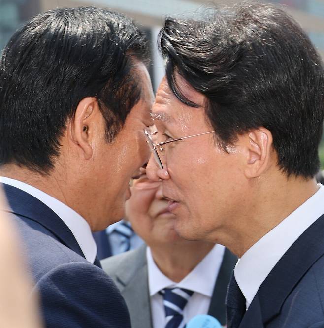 김민석 국무총리(오른쪽)와 정청래 더불어민주당 대표가 지난 10일 오전 서울 종로구 광화문광장에서 열린 제100주년 6·10 만세운동 기념식이 끝난 뒤 대화하는 모습 ⓒ연합뉴스