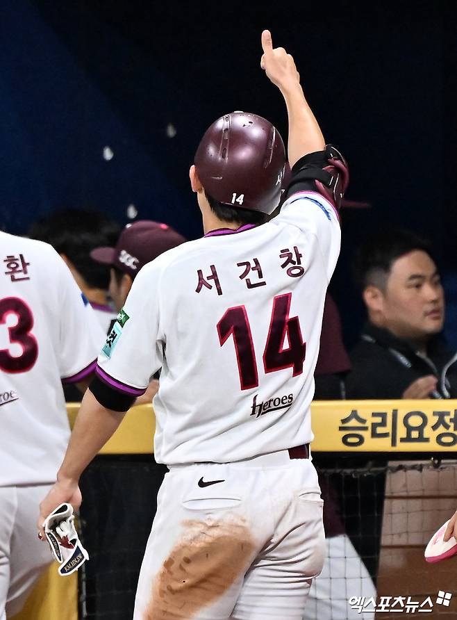 12일 오후 서울 구로구 고척스카이돔에서 열린 '2026 신한 SOL Bank KBO리그' 한화 이글스와 키움 히어로즈의 경기, 키움이 서건창의 끝내기 안타에 힘입어 한화에 4:3 역전승을 거뒀다. 이날 경기에서 승리한 키움 서건창이 기뻐하고 있다. 고척, 김한준 기자