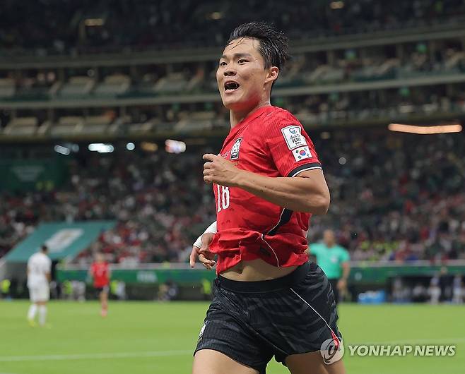 38도 고열에 시달리던 오현규가 반나절 만에 회복해 득점포까지 터뜨릴 수 있었던 배경에는 한국 축구 대표팀 의료진의 헌신이 자리하고 있었다. 송준섭 수석 주치의와 백정국 의무팀장은 13일 훈련 종료 후 메디컬 브리핑을 진행했다. 이들에 따르면 오현규는 침대에서 일어나 화장실 가는 것도 힘들 정도로 상태가 안 좋았으나 맞춤 치료를 통해 완벽히 회복할 수 있었다. 연합뉴스