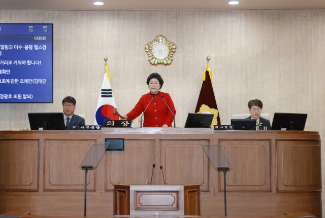 제9대 통영시의회는 11~12일 양일간 제243회 임시회를 열어 전 시민 30만 원 자체 민생지원금 지급을 위한 조례안과 예산안을 심의, 의결하기로 했지만 마지막 날 본회의가 의결정족수 미달로 자동 산회하면서 빈손으로 임기를 마무리하게 됐다. 사진은 국민의힘 소속인 배도수 의장이 의사 진행을 하는 모습이다. 부산일보DB