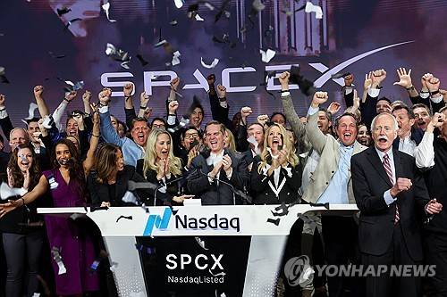 머스크의 스페이스X 성공적인 나스닥 데뷔…시총 6위 '우뚝'