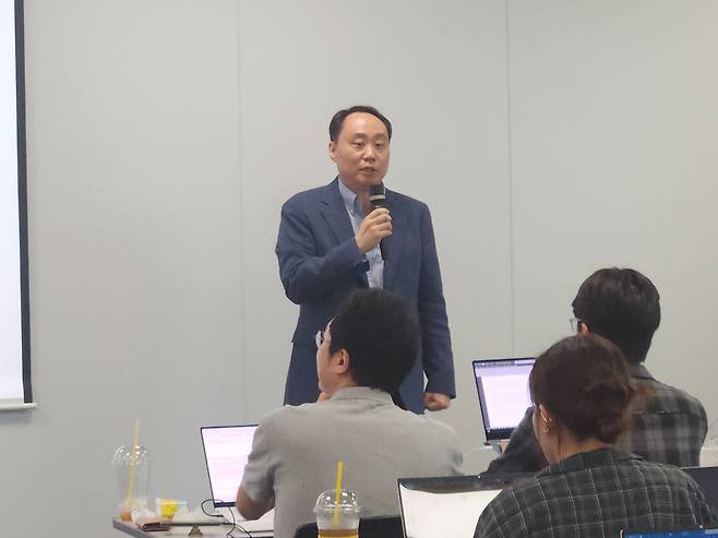 김원기 삼성전기 그룹장이 지난 11일 서울 중구 태평로빌딩에서 열린 제품학습회에서 실리콘 캐패시터에 대해 설명하고 있다./사진=도다솔 기자