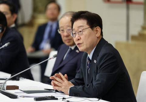 이재명 대통령이 12일(현지시간) 이탈리아 로마의 한 호텔에서 열린 비즈니스 라운드테이블에서 발언하고 있다.(사진=연합뉴스)