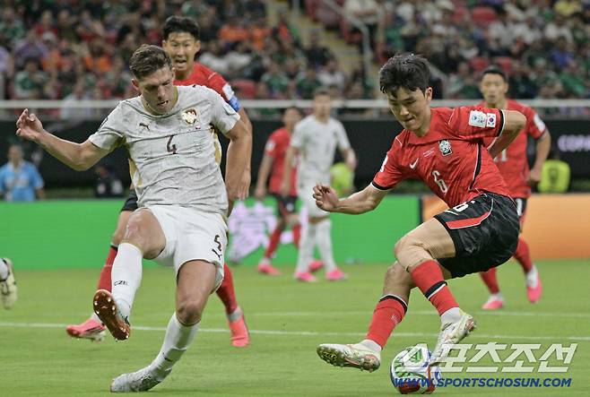 12일(한국시각) 멕시코 과달라하라 사포판의 에스타디오 과달라하라에서 열린 2026 북중미월드컵 대한민국과 체코의 경기. 황인범이 상대수비를 제치고 있다. 사포판(멕시코)=허상욱 기자wook@sportschosun.com/2026.06.12/