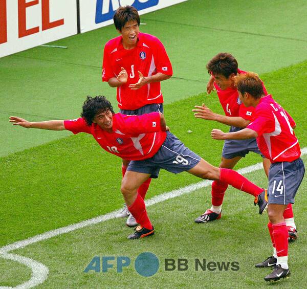 2002 한일월드컵 조별리그 2차전 미국전에서 골을 넣고 '오노 세리머니'를 하는 안정환. ⓒAFPBBNews = News1
