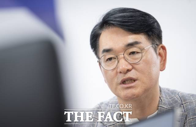 박용진 대통령 직속 규제합리화위원회 부위원장이 지난 10일 오후 서울 중구 부영태평빌딩에 마련된 규제합리화위원회 사무실에서 <더팩트>와 인터뷰하고 있다. /박헌우 기자