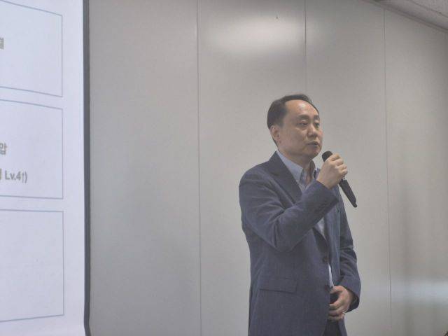 김원기 삼성전기 실리콘 캐패시터 개발 그룹장이 지난 11일 삼성전자 태평로 빌딩에서 제품학습회(SEMinar)를 진행하고 있다. 김진영 기자