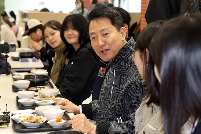 오세훈 서울시장이 서울 동작구 숭실대에서 학생들과 식사를 하며 '서울 청년정책 꿀팁버스'에 관한 대화를 나누고 있다. /뉴스1
