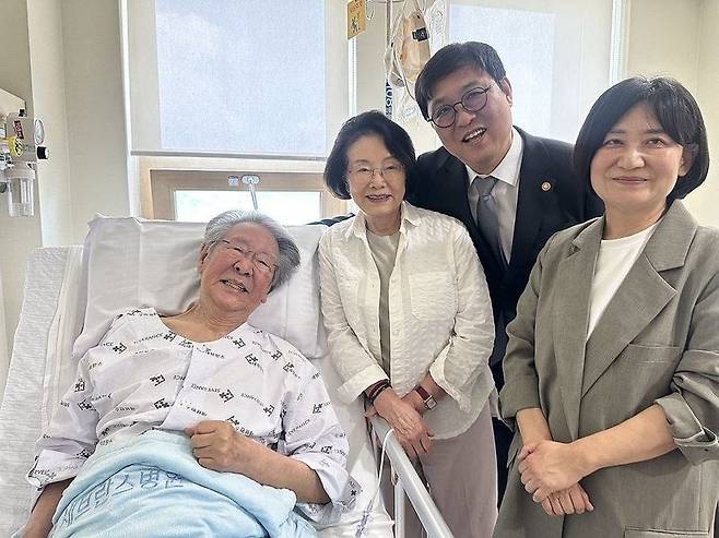 최불암 병문안 간 최휘영 문체부 장관. 연합뉴스