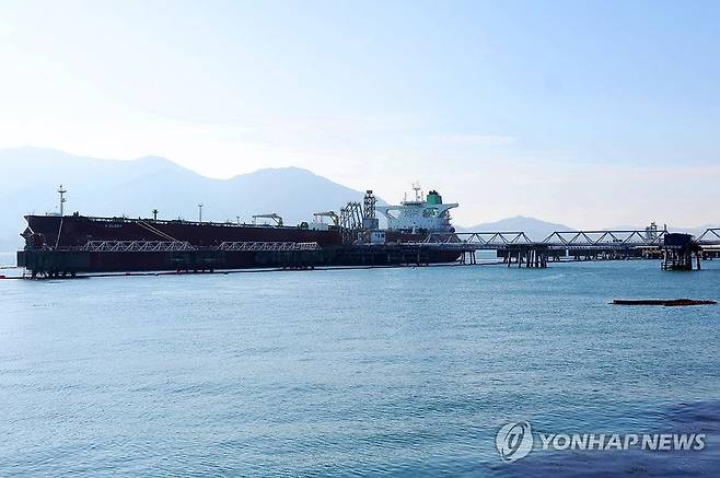 홍해 통과해 여수 도착한 유조선. 기사의 이해를 돕기 위한 사진으로 해당 기사 본문과 직접적 연관 없음. 연합뉴스