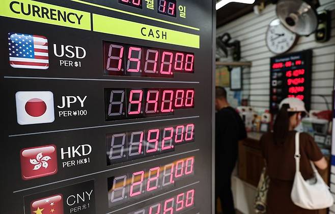 14일 원·달러 환율이 정부 구두개입과 이란전쟁 종전 가능성에 일단 진정 국면으로 접어들었지만 여전히 1500원대를 유지하고 있다. 이날 서울 중구 명동 환전소에서 외국인들이 돈을 바꾸고 있다. 뉴스1