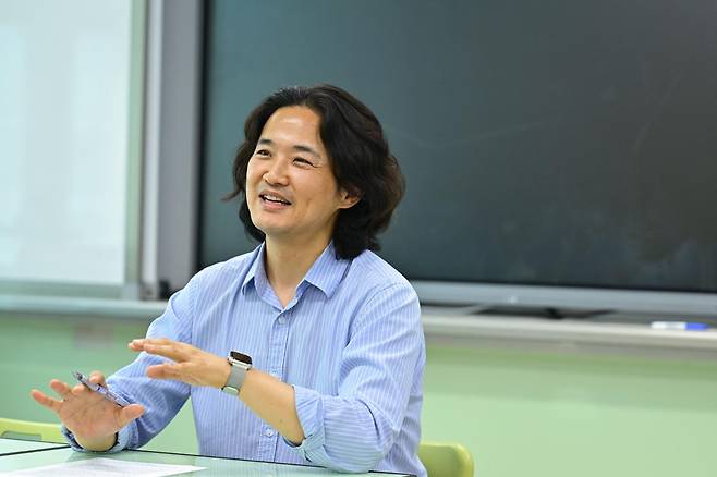 특수교사인 권용덕씨가 지난달 28일 서울 송파구 서울인공지능고 특수학급 교실에서 장애인 일자리의 중요성에 대해 설명하고 있다. 그는 "기존 노동의 개념이 장애인에게 같은 잣대로 적용되다 보니 최중증 장애인이나 발달장애인은 일할 기회를 얻지 못해 왔다"며 "다행히 최근 들어 장애인의 노동이 인간다운 삶을 살기 위한 권리로 인식되면서 이들을 위한 일자리도 많이 생겨나는 추세"라고 말했다. 강예진 기자
