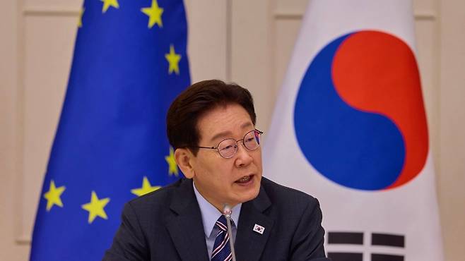 이재명 대통령이 12일(현지시각) 로마에서 열린 한·이탈리아 비즈니스 라운드테이블에서 발언하고 있다. (청와대)