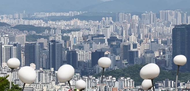 8일 남산에서 바라본 서울 시내 아파트 모습. 뉴스1