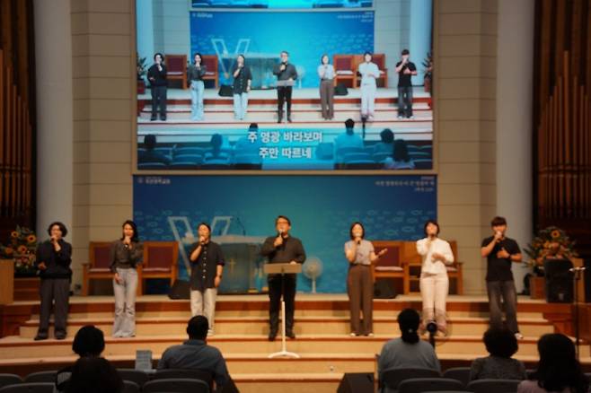 김은수(가운데) 목사와 부산영락교회 찬양팀이 지난 12일 부산영락교회에서 열린 금요예배에서 찬양을 인도 하고 있다. 김 목사는 금요예배 기획과 운영을 담당하고 있다.