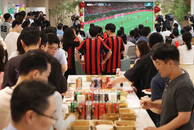 2026 북중미 월드컵 조별리그 A조 한국과 체코의 경기가 열린 12일 서울 강남구 역삼동 GS타워에서 GS리테일 임직원들이 함께 경기를 보며 응원하고 있다. 연합뉴스