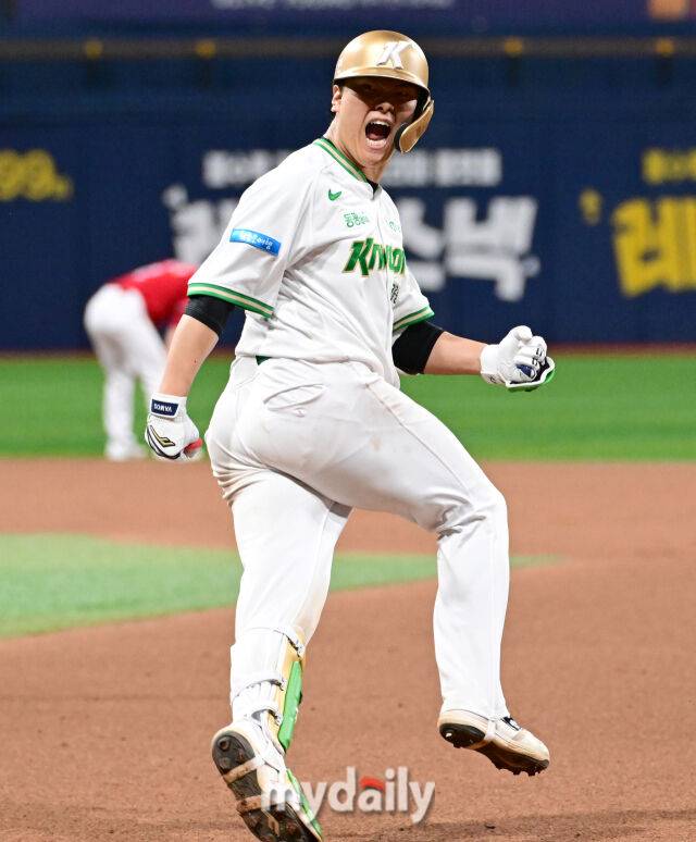 2026년 5월 20일 오후 서울 고척스카이돔에서 열린 '2026 신한 SOL KBO리그' SSG 랜더스와 키움 히어로즈의 경기. 키움 김건희가 8회말 2사 1루서 동점 투런 홈런을 친 뒤 포효하고 있다./마이데일리