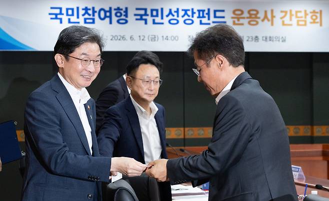 이억원 금융위원장이 12일 오후 서울 여의도 금융투자협회 대회의실에서 열린 국민참여형 국민성장펀드 운용사 간담회에 참석하고 있다. 윤창빈 기자