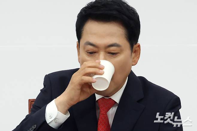 국민의힘 장동혁 대표가 11일 서울 여의도 국회에서 열린 최고위원회에서 물을 마시고 있다. 윤창원 기자