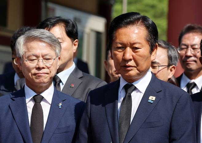 5·18민주묘지에서 발언하는 정청래 대표 - 더불어민주당 정청래(오른쪽) 대표가 12일 광주 북구 국립5ㆍ18민주묘지에서 참배를 마치고 발언하고 있다.