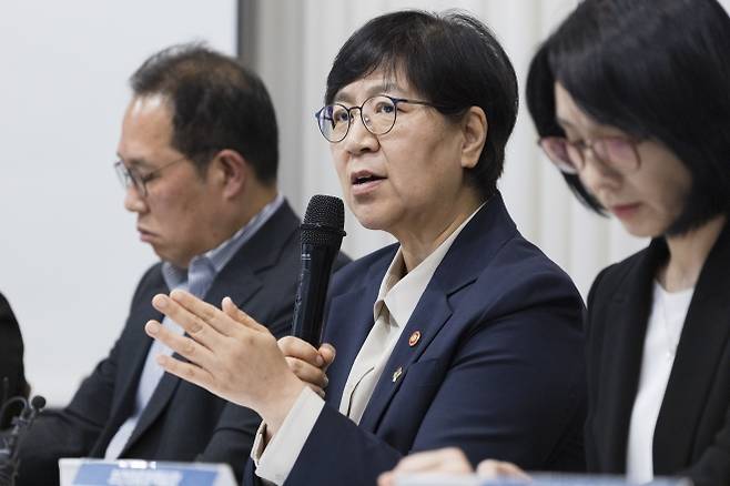 정은경 보건복지부 장관이 지난 11일 서울 광화문의 한 식당에서 열린 국민주권정부 출범 1주년 계기 보건복지부 출입기자단 정책간담회에서 발언하고 있다. 보건복지부 제공