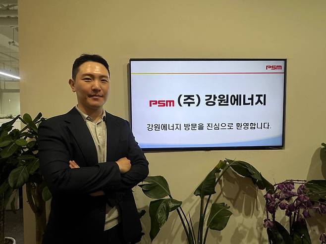 신진용 강원에너지 대표가 12일 서울 강남구에 위치한 서울사무소에서 회사를 소개하고 있다.박우인 기자