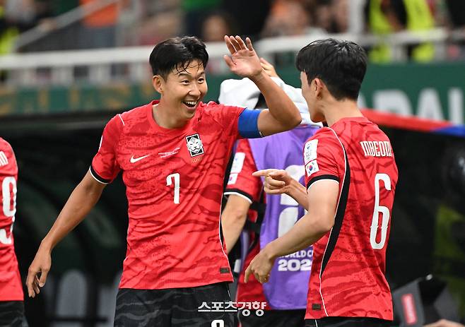 12일 (한국시간) 멕시코 에스타디오 과달라하라에서 2026 국제축구연맹(FIFA) 북중미 월드컵 A조 조별리그 1차전 대한민국과 체코의 경기가 열렸다.대표팀은 체코전을 시작으로 19일 개최국 멕시코와 같은 장소에서 격돌한 뒤, 25일 몬테레이 BBVA 스타디움에서 남아프리카공화국과 최종전을 치른다.후반 황인범이 동점골을 넣고 기뻐하고 있다. 2026.06.12 사포판(멕시코)=사진공동취재단